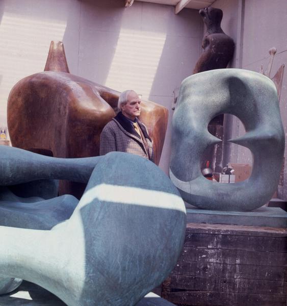 Henry Moore in his studio, England, 1973. Courtesy: Allan Warren, Wikimedia Commons