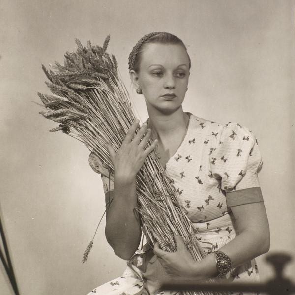 Man Ray (Radnitsky Emmanuel), Ithell Colquhoun, c. 1932 © Man Ray Trust / ADAGP Paris, Centre Pompidou - Musée national d’art moderne - Centre de création industrielle © Centre Pompidou, MNAM-CCI, Dist. GrandPalaisRmn / Guy Carrard